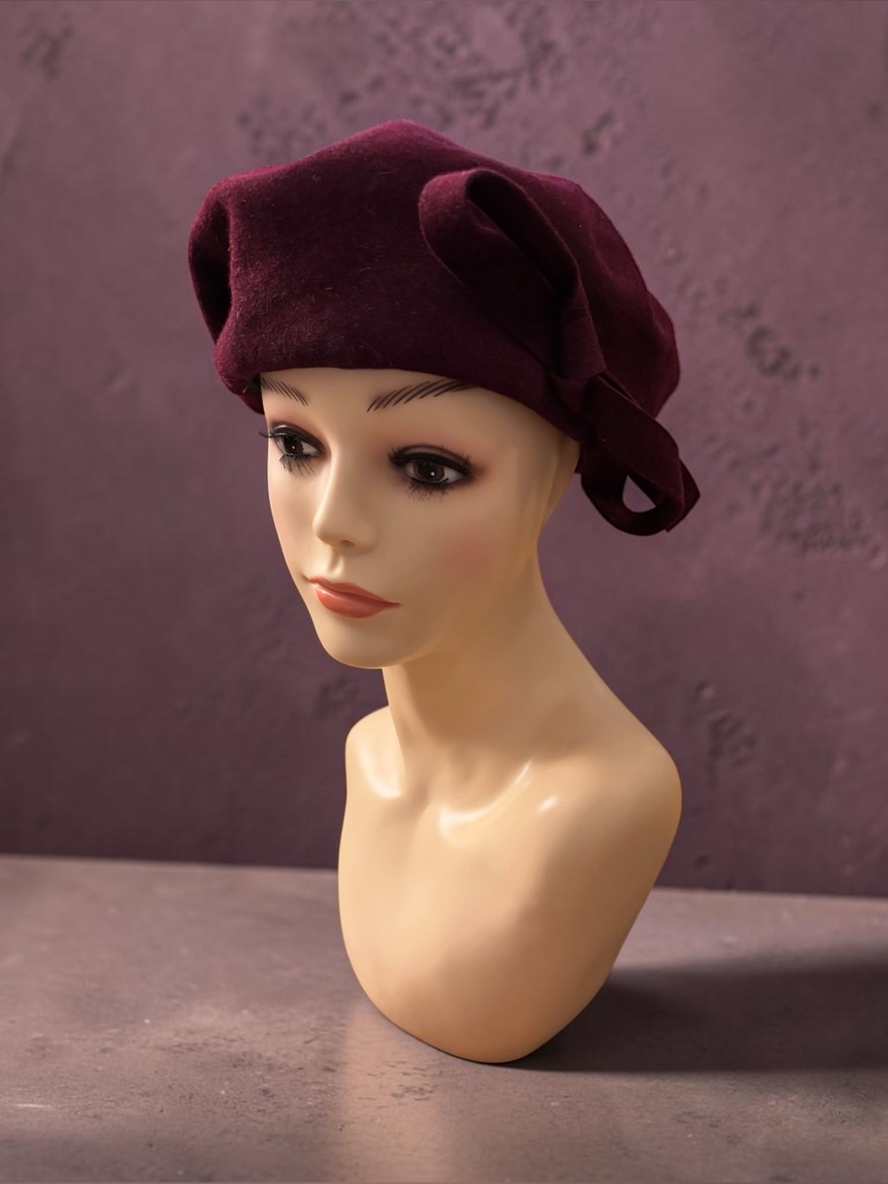 Vintage burgundy wool felt beret featuring an integrated structured fabric bow